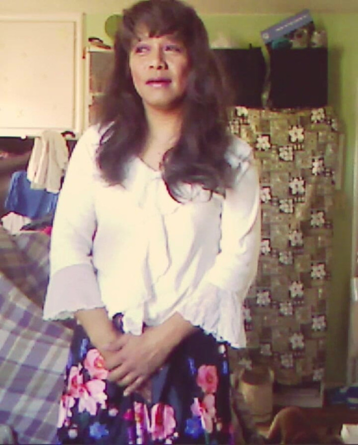 Jhazmeena: Jhazmeena trägt eine weiße bluse und einen schwarzen retro-blumendruckrock