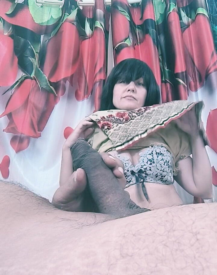 Bolly Karma: Rondborstige milf heeft amateurseks