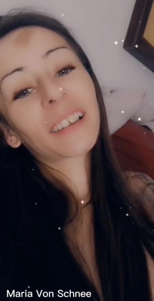 Maria Von Schnee: Mettendo 4 dita nella mia figa