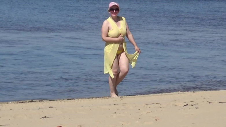 RedRoseRus: Juicy Woman Walking Naked on Beach