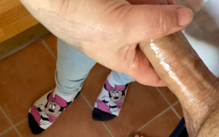 Princess Jeanne: Handjob im badezimmer, schöne füße