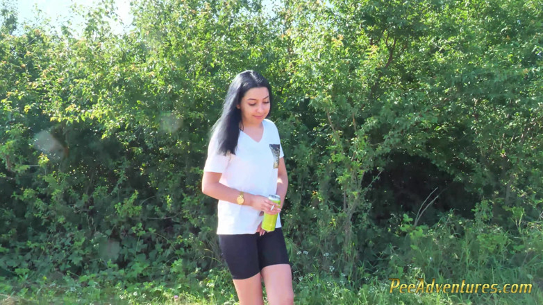 Pee Adventures: Brunetă sexy care încearcă din greu să-și golească vezica urinară afară,...