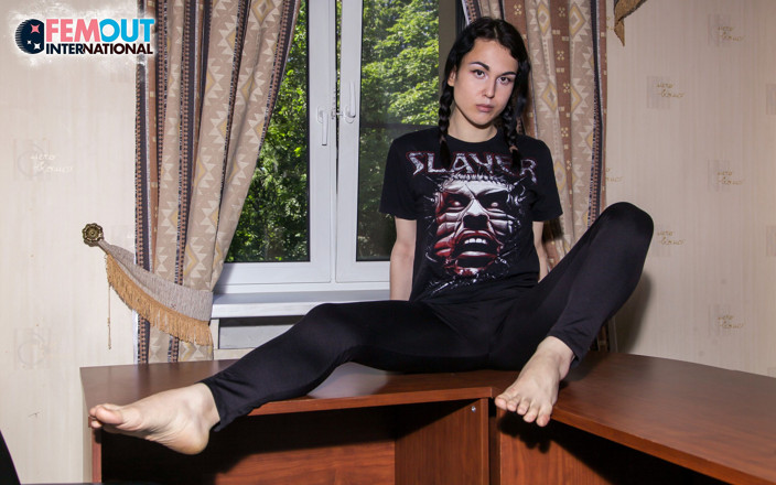 Femout XXX: Femout: Alisa Cums Really Hard!