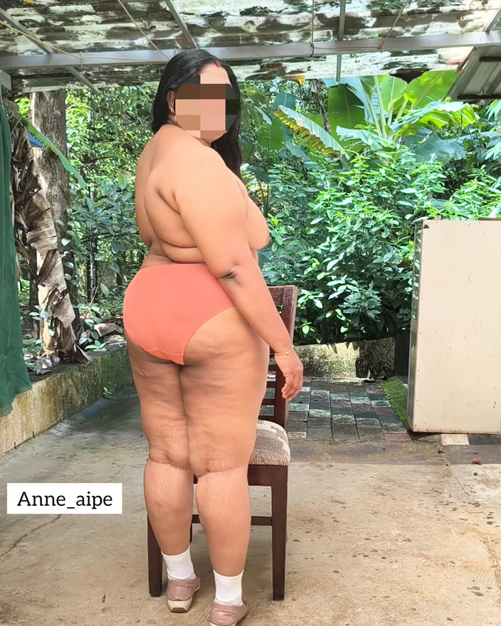 Anne Ipe: 흑인 자켓을 입은 인도 곡선 소녀