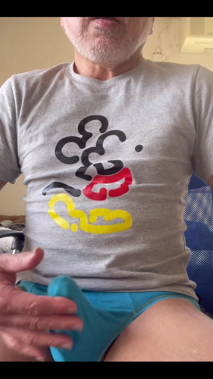 Japanese daddy: 下着姿で自慰をする