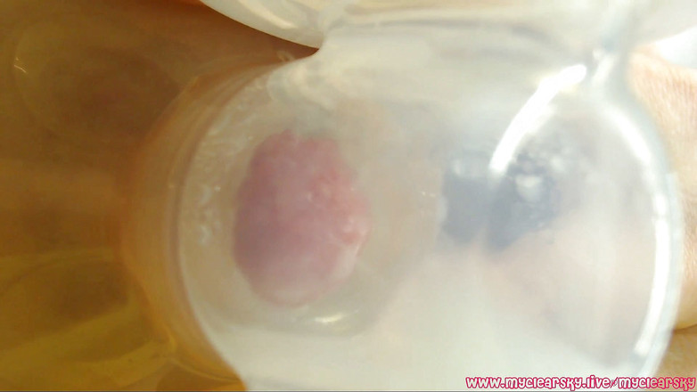 MyClearSky: Cewek imut meras susunya dengan pompa