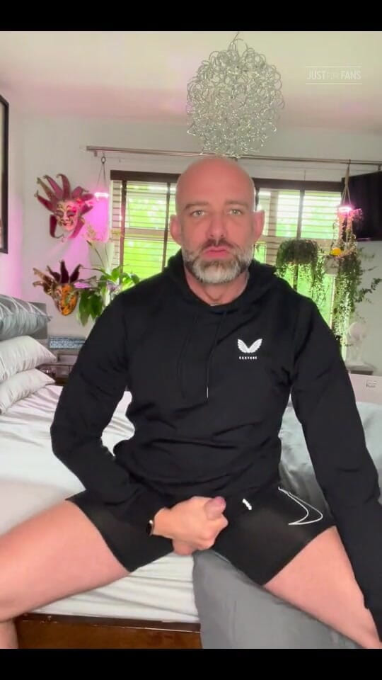 Zach Elliott: Bit of Bedroom Fun!