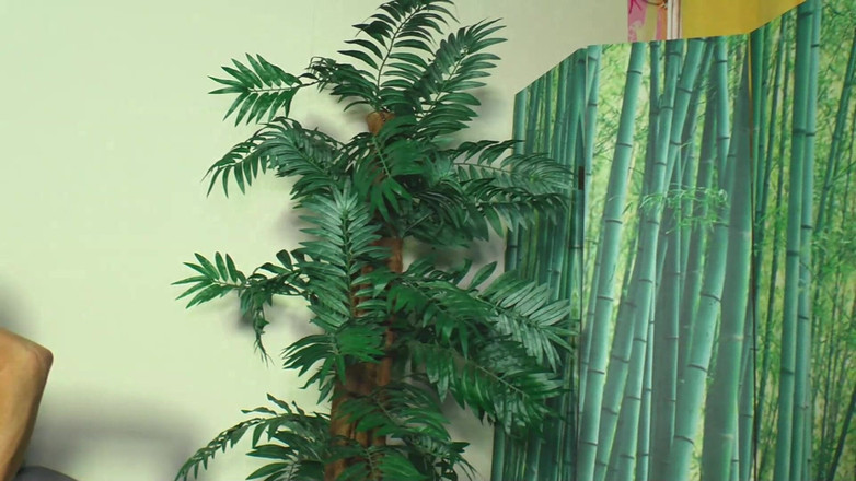 RetroLust: Зрелую брюнетку трахают пальцами и жестко трахают на диване