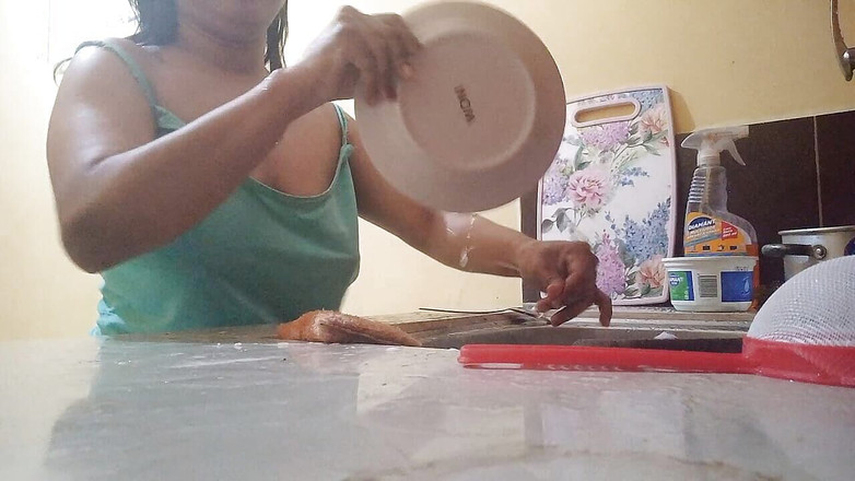 PATY PATY: 洗碗让我欲火中烧，邻居透过窗户看着我，我向他展示我的大奶子