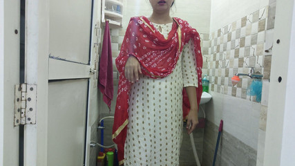 Saarabhabhi6: La mia sorellastra mi ha sorpreso a fare un bagno...