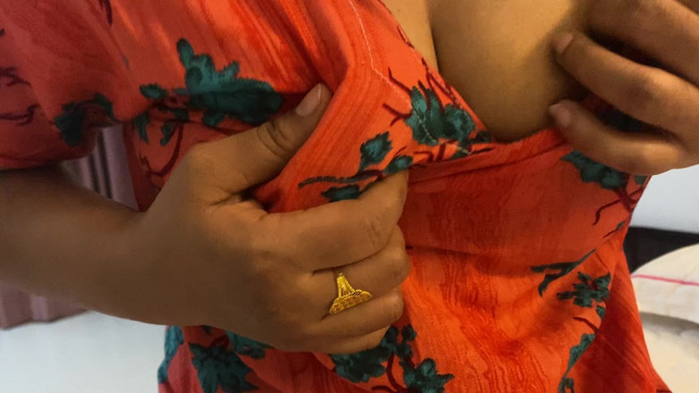 Arabicqueen: Une Arabe se tape ses gros seins avec un frock...