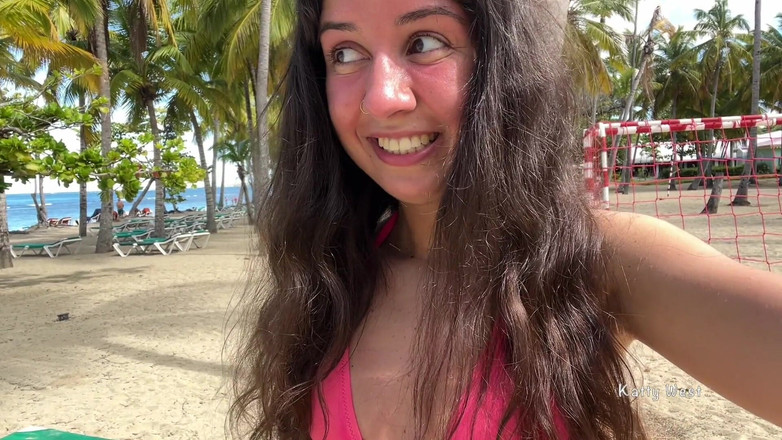 Katty West: Bláznivá dívka chčije na veřejné pláži přímo v kalhotkách, smočila...