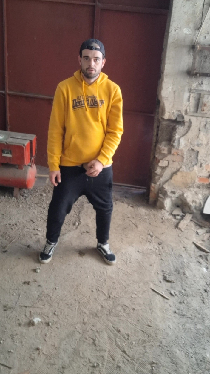 jerkofflover: 廃工場の屋外とホール内でオナニー