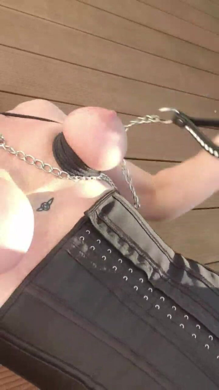 JulieEroticDress: Corsette ile balkonumda fışkırtıyor