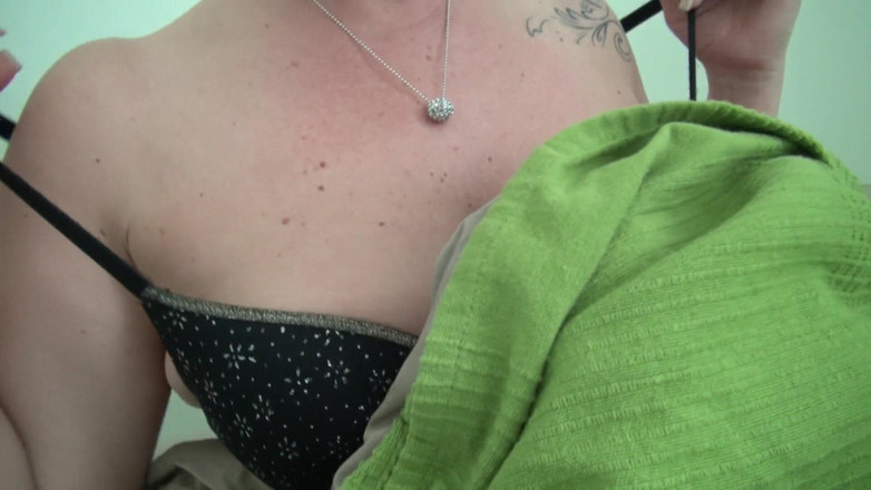All Those Girlfriends: Kortharige milf Deide J masturbeert met groot speeltje