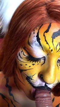 Awek tiger bodypaint menghisap & berkongkek