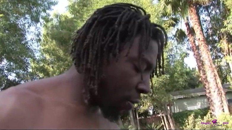 Naughty Black Girls: Sommer Fleischliche bindung im freien zwischen einem schwarzen Mädchen auf...