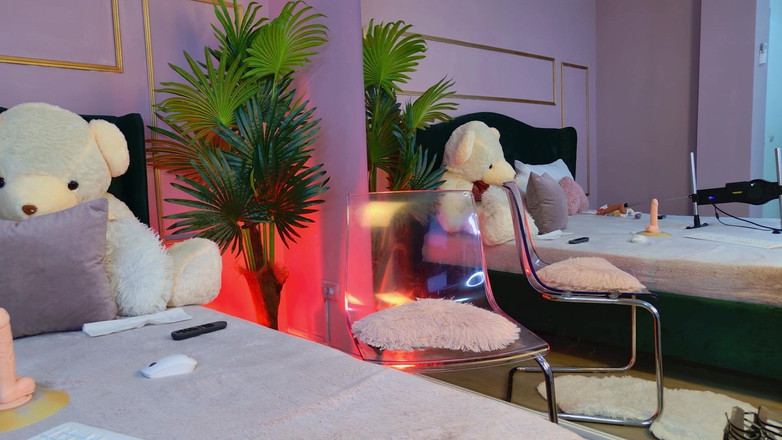 KirraWhite: Reife blonde MILF spielt mit ihrem kleinen kitty