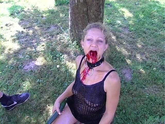 Horny Two really wet MILFs: Une salope blonde se fait recouvrir de nourriture à l'extérieur