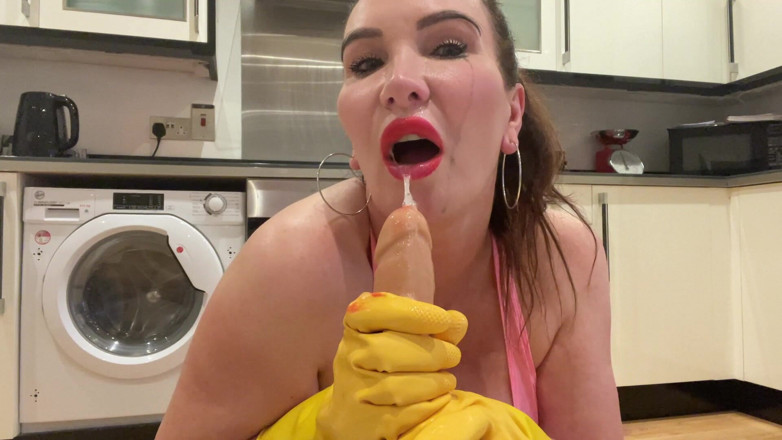 Sophie James: La cameriera vuole il tuo sperma nel suo culo !!