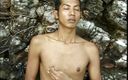 Gays Case: उत्तेजित छोटा एशियाई आदमी समुद्र तट पर खुद से लंड हिलाता है