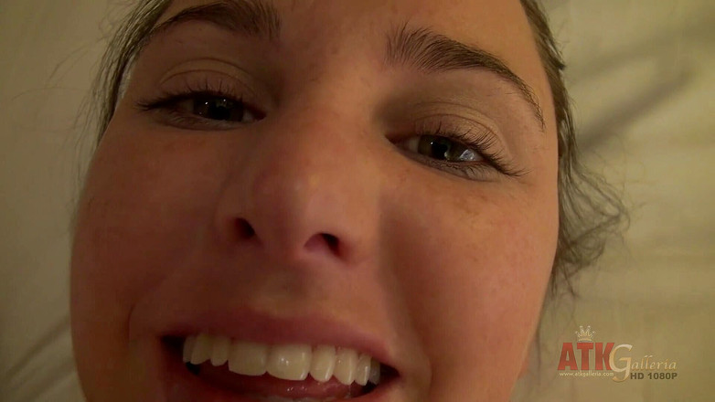 ATK Hairy: Liburan virtual Hope Howell bagian tiga