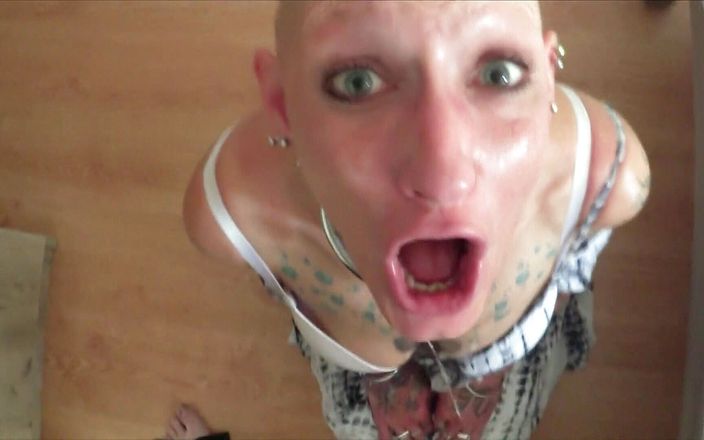 Slutwife Club: 복종하는 창녀 Vilja는 무릎 꿇고 빠른 POV 오럴을 위해 내려와 눈에 사정을 받습니다.