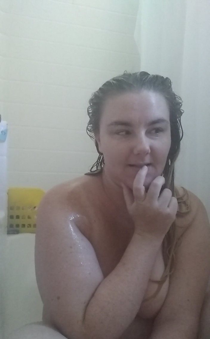 AshleyAce69: Selamat pagi! Bergabunglah denganku di kamar mandi.... Aku lagi asik...