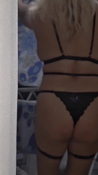 Femme au foyer coquine qui se vante devant les passants pendant que son mari travaille