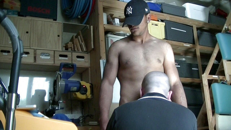 RAW FRENCH PIGS: Scroafă franțuzoaică suge un băiat heterosexual, nu gratuit