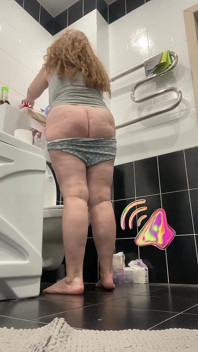 Mamma con le mutandine abbassate