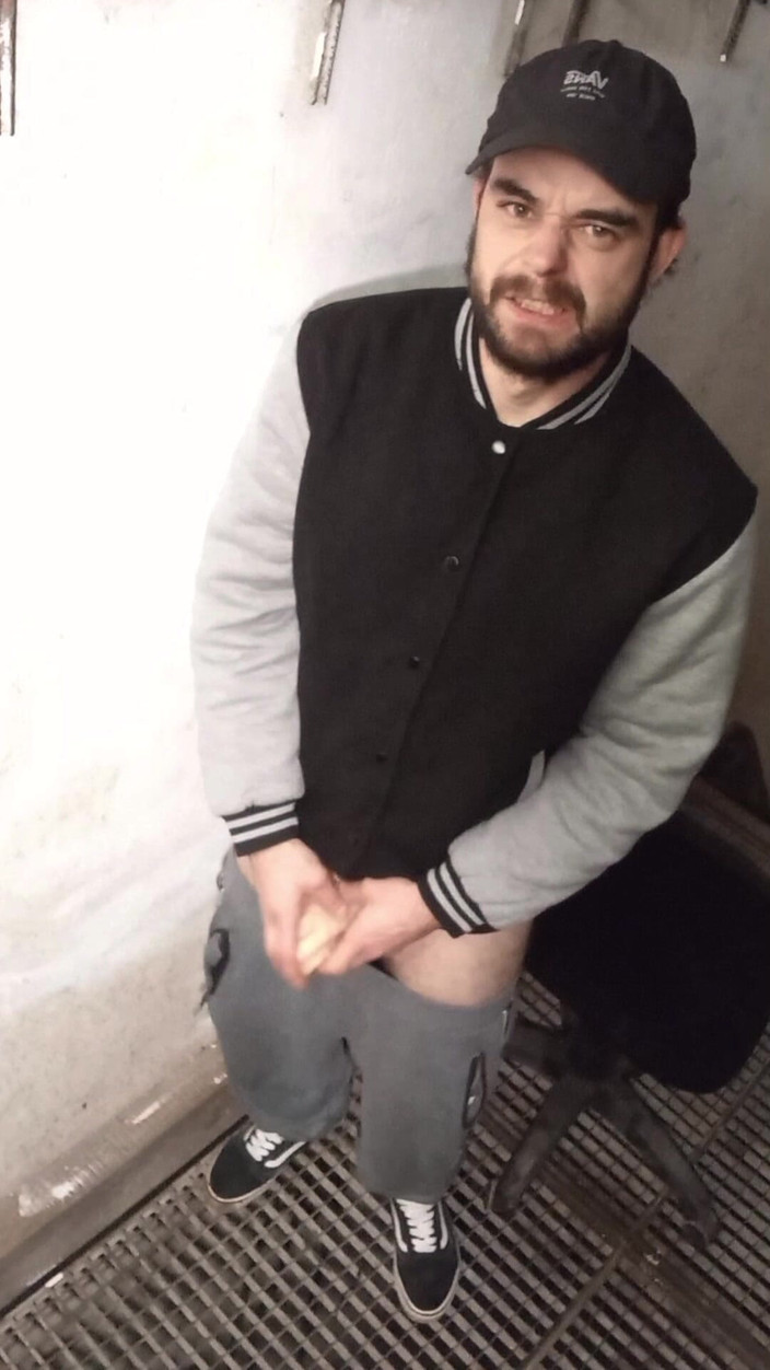 jerkofflover: オナニーしに行く場所で中出しし、作った動画の前にプラスしてコントロール