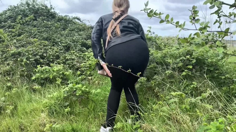 Emma Voyeur: Can't Hold It, Pissing Outdoor Compilation