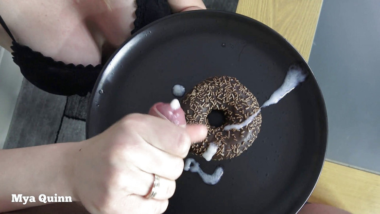 Mya Quinn: Pijpen en sperma eten met donut, Mya Quinn