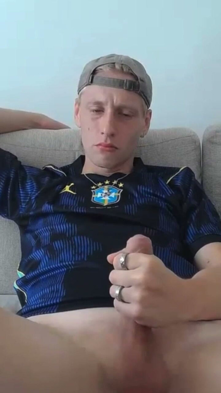 Axton Drake: Nadržený brácha přistižen při honění po fotbalovém tréninku