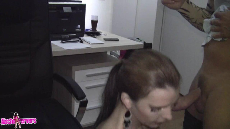 Aische Pervers: Porn Trap for Unsuspecting Pc Technicians