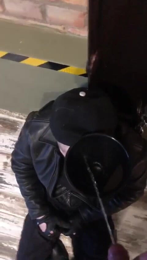 KinkySirius: Un militaire pisse sur un jeune policier dans son bunker