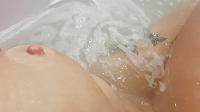 Sweet Hot mouth: バスルームで私のオマンコを自慰行為し、お湯と腫れたクリトリスでオーガズムを得ました