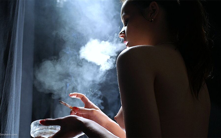 Russian Smokers: 알몸으로 담배를 피우는 소녀