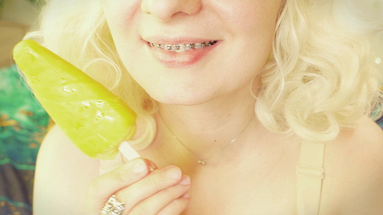 Arya Grander: Asmr close-up Mukbang video mondfetisj