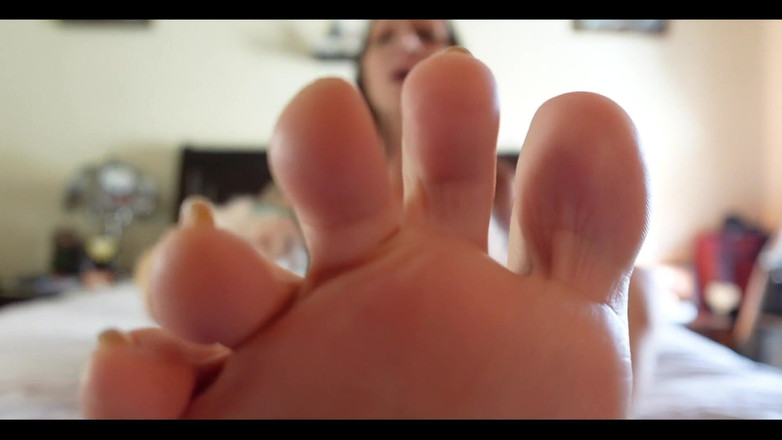 Raven Willow: Aai met mijn voeten Ik wil dat je achterover leunt...