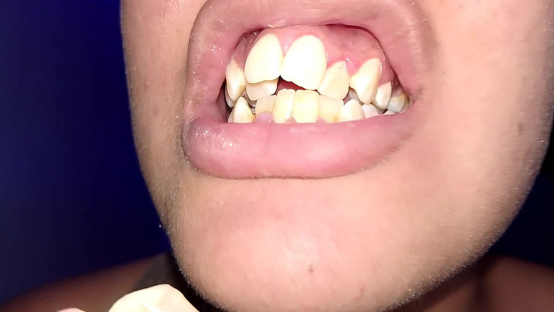 Elimoon: Mencoba Menggunakan Benang Gigi (close-up)