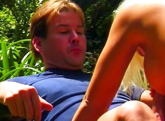 Public Lust: 热辣熟女荡妇在后院被干