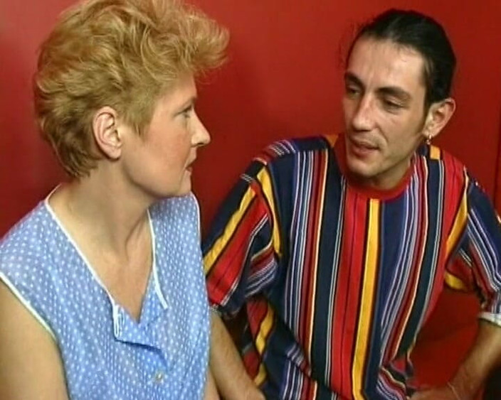 German Homemade: Bătrână doamnă blondă din Germania se fute în bar