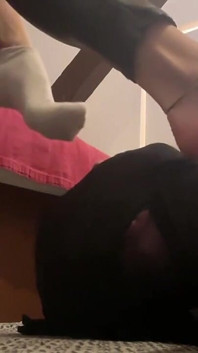 땀에 젖은 발과 양말을 핥는 냄새를 맡는 법을 가르쳐 HD 화질