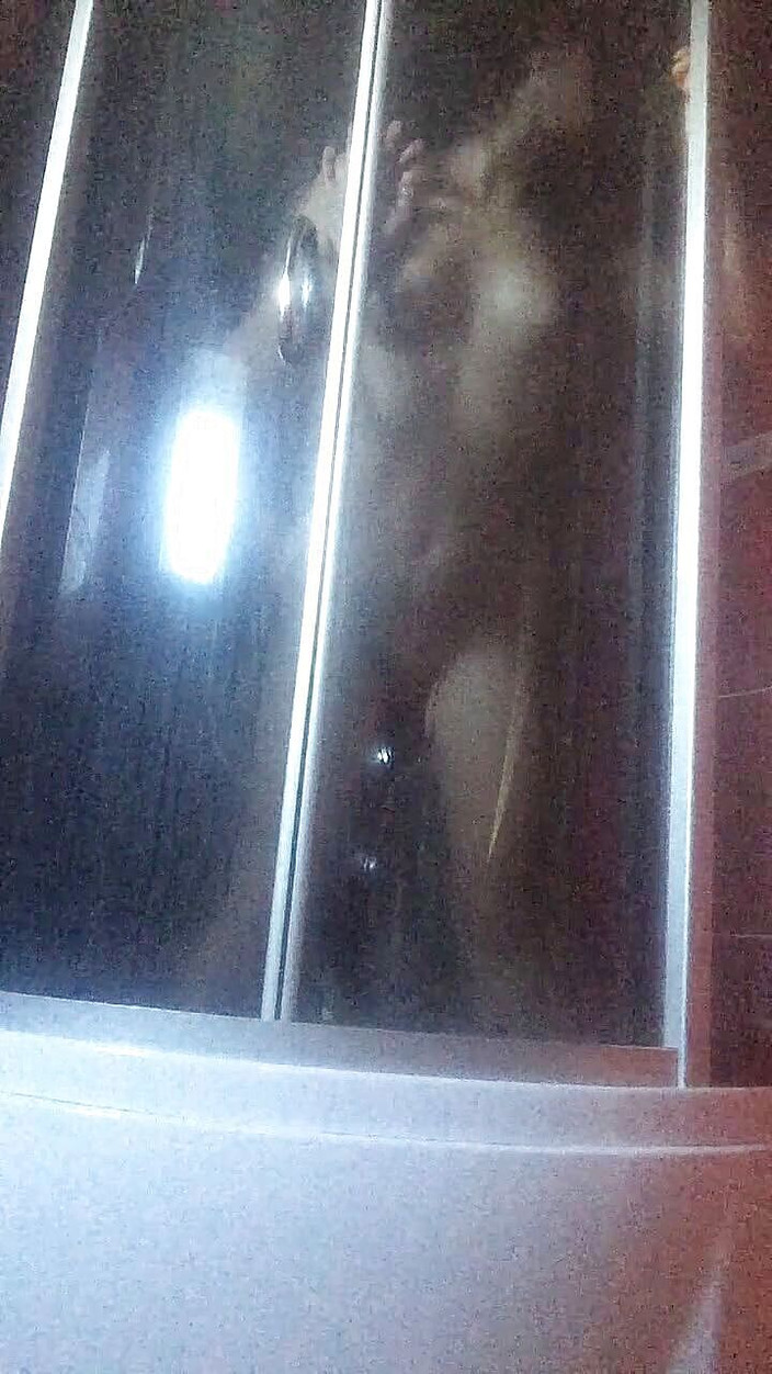 CalientePWNZ: 热辣的淋浴性爱