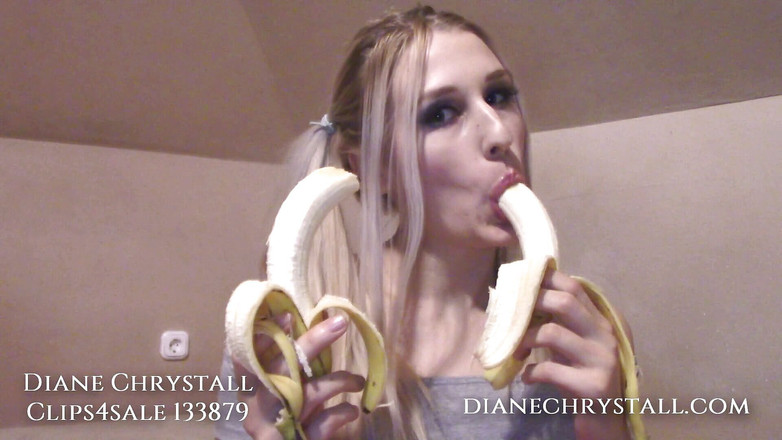 Diane Chrystall: Ich ficke liebe bananen! Füttere mich, papi!