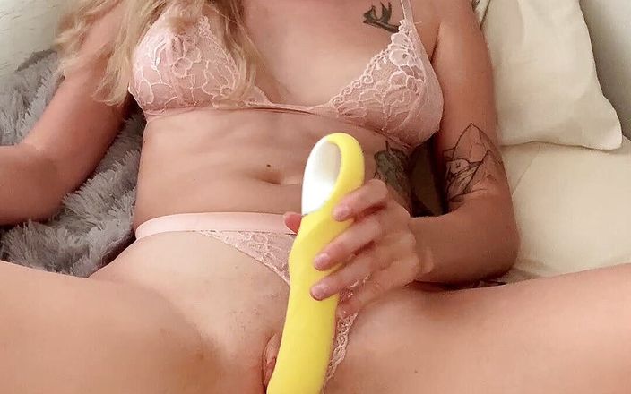 Ana Crane: Curva își masturbează pizda cu vibrator până la ejaculare nebună