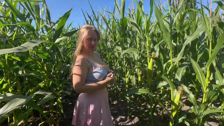 Maja Meer: 在玉米地里的无套冒险 - 太甜了，无法保持良好！