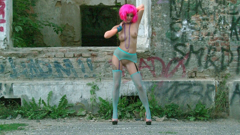 Public Entertainment: Сексуальна красуня з кольоровим волоссям обожнює дражнити своїм сексуальним тілом